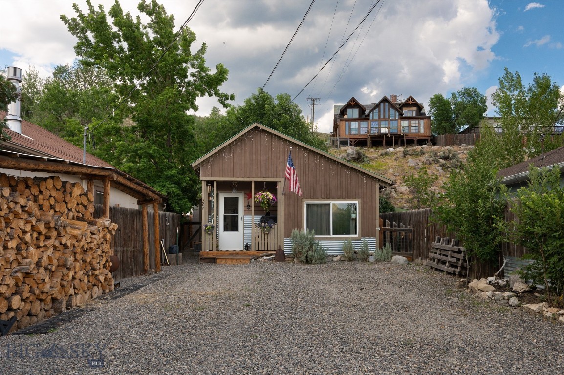 202 5th Street W Property Photo 1