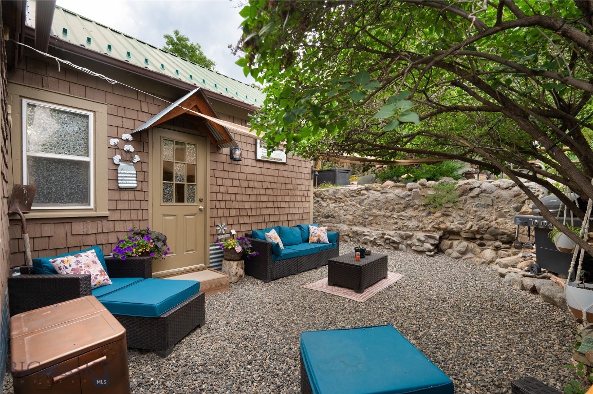 202 5th Street W