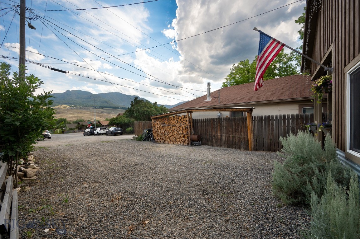 202 5th Street W Property Photo 3