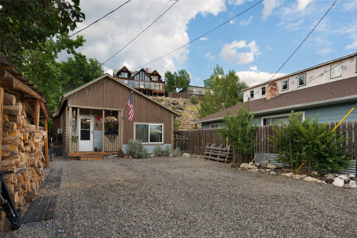 202 5th Street W Property Photo 4