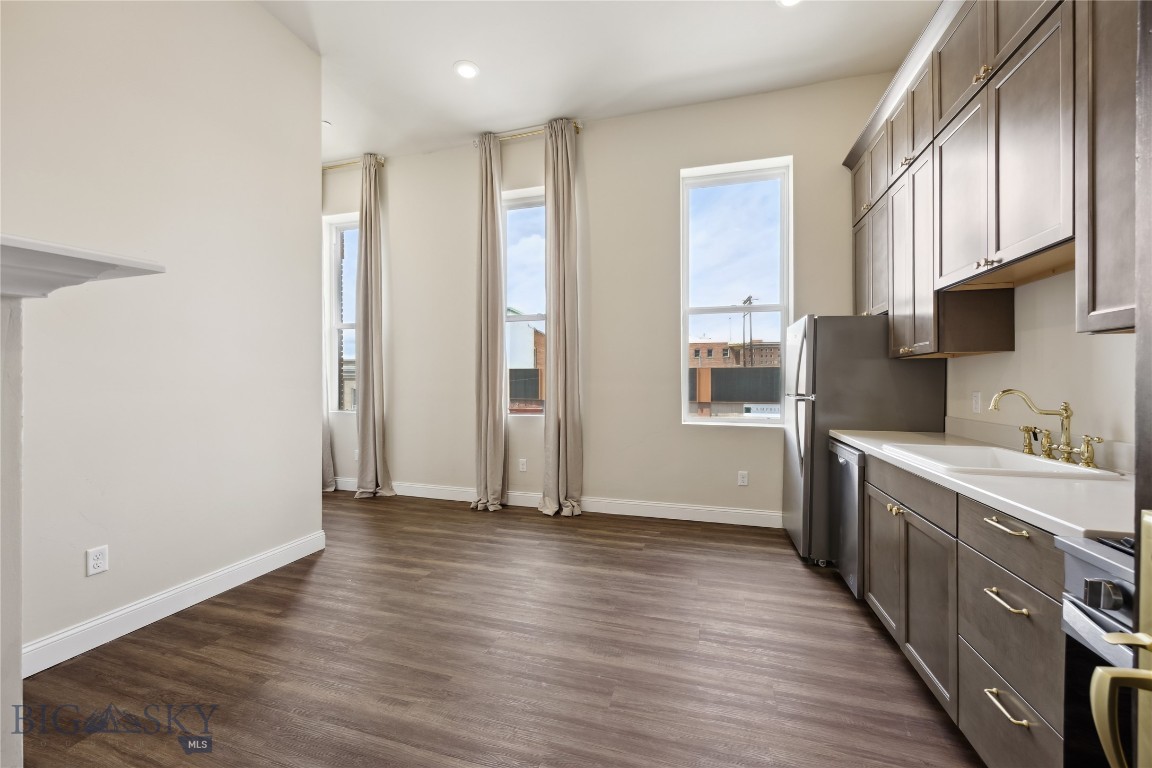 140 W Park Property Photo 6