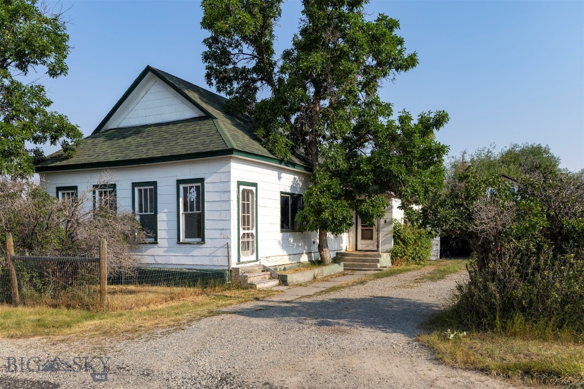 110 3rd Street W Property Photo 21
