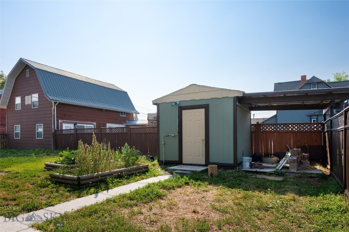 205 S Cedar Property Photo 3