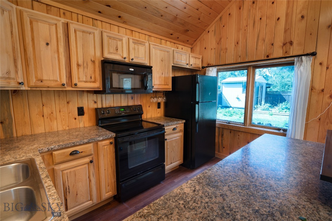 205 S Cedar Property Photo 17