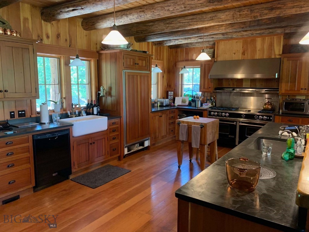 300 Desert Lodge Property Photo 32