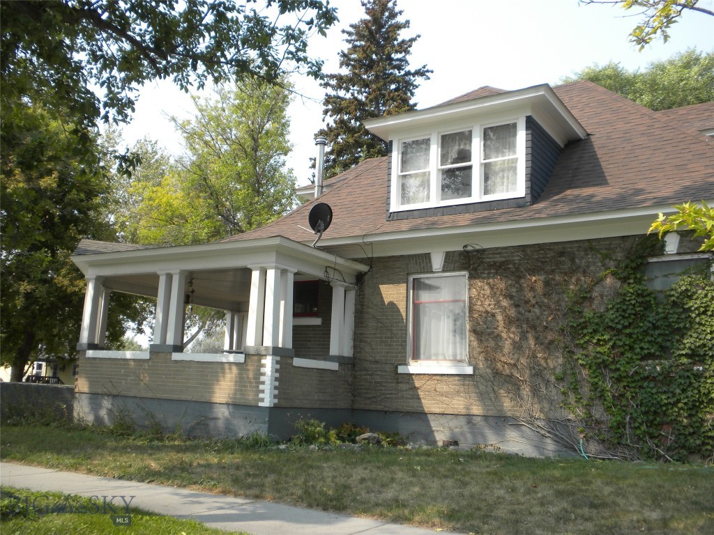 201 1st W Property Photo 2