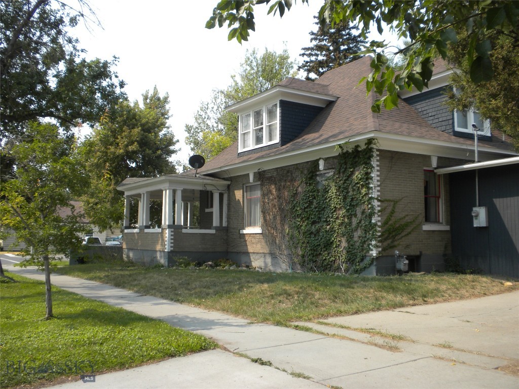 201 1st W Property Photo 6