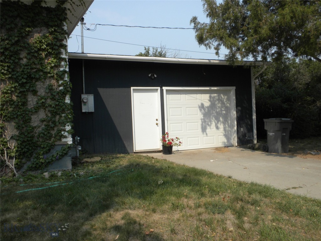 201 1st W Property Photo 7