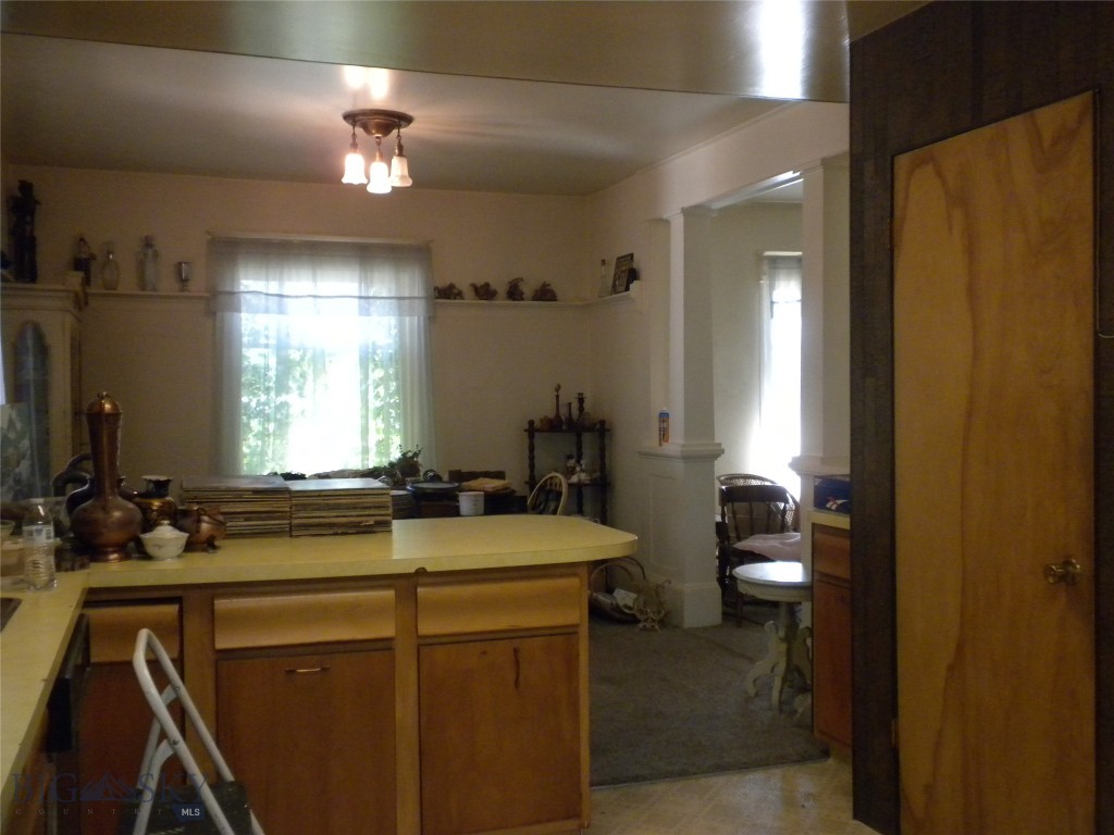 201 1st W Property Photo 9