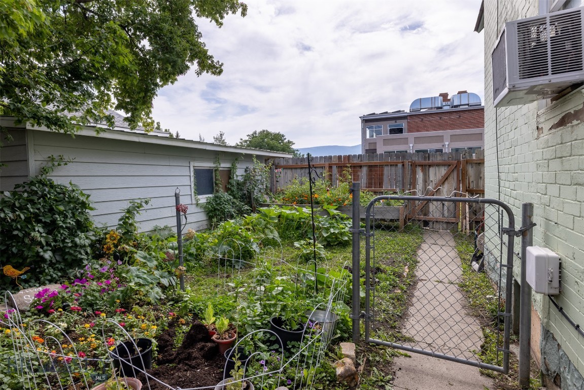 123 S E Street Property Photo 4