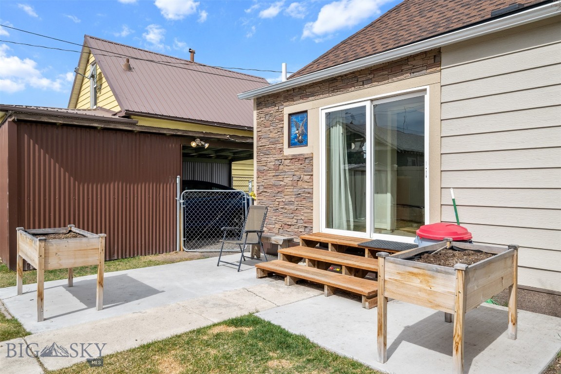 1740 Grand Property Photo 28