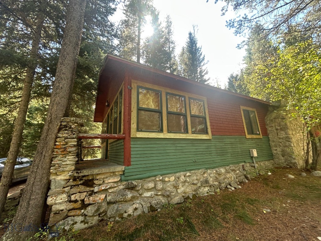 1040 Cascade Creek Road Property Photo 2