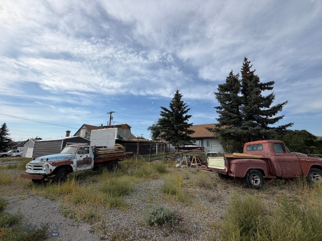 1053 & 1055 S Colorado Property Photo 4
