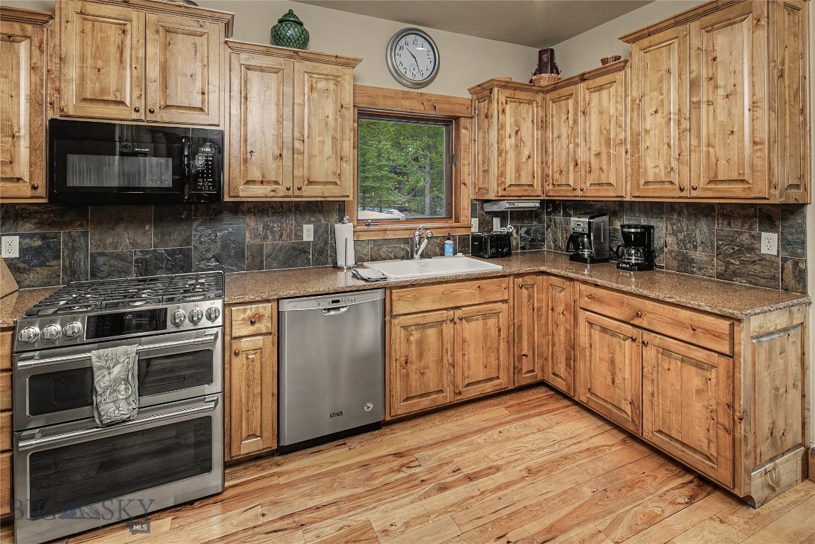 28 White Otter Road Property Photo 6