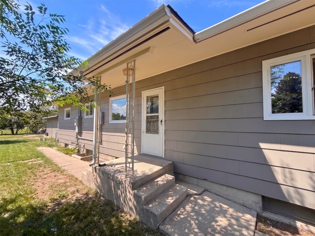 920 E Center Street Property Photo 1