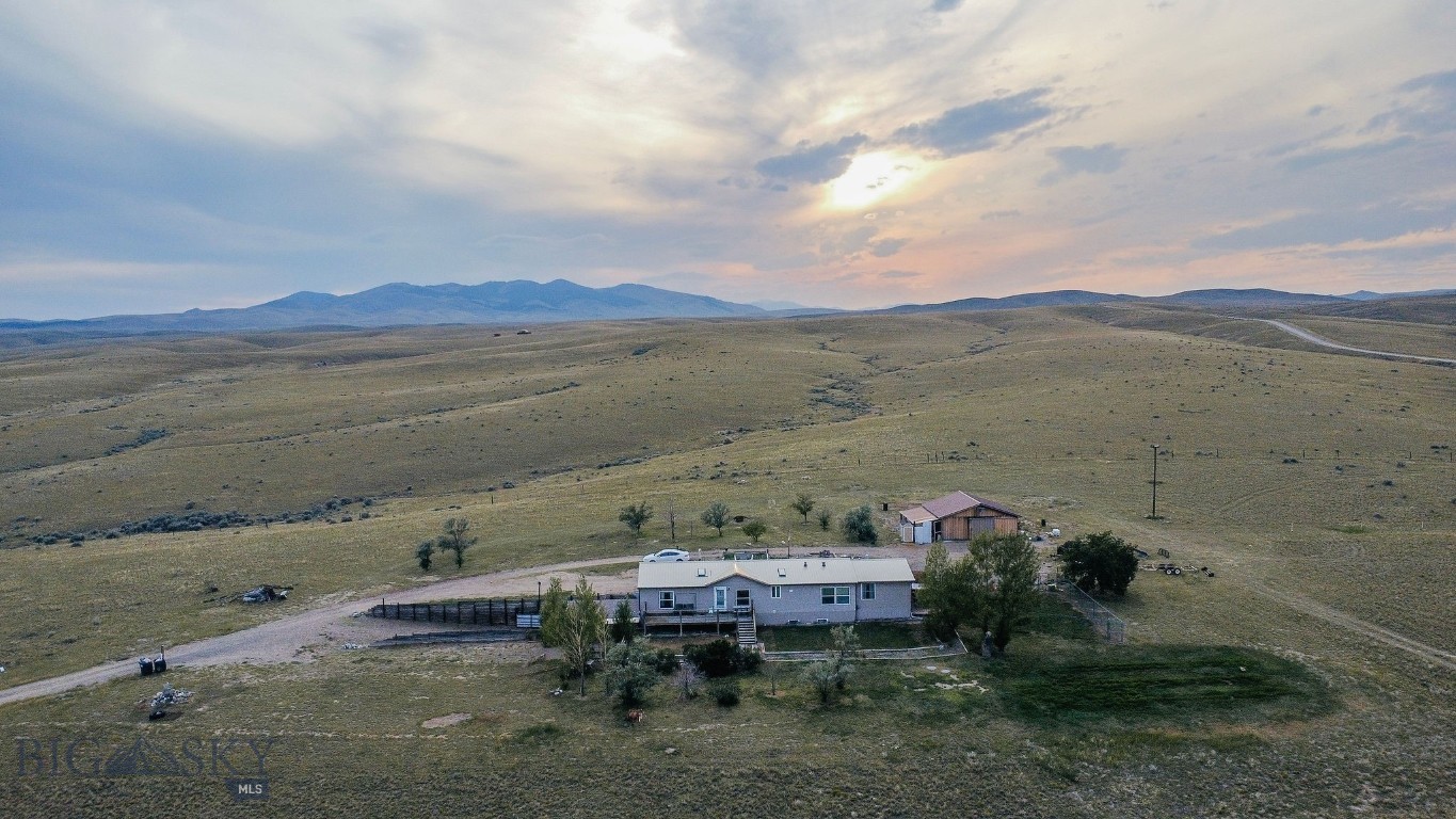 76 Walking Horse Property Photo 1
