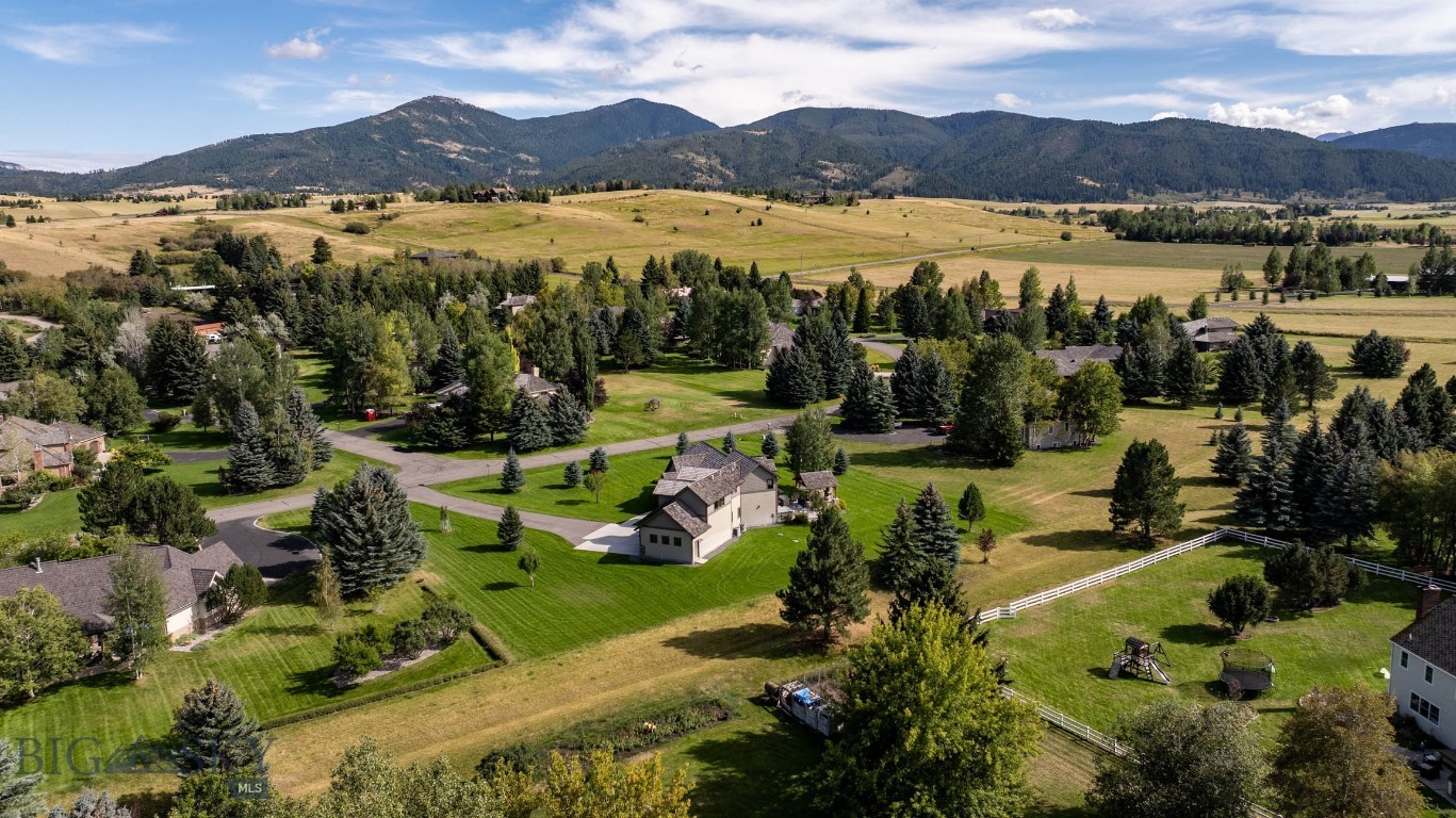 9 Lariat Loop Property Photo 12