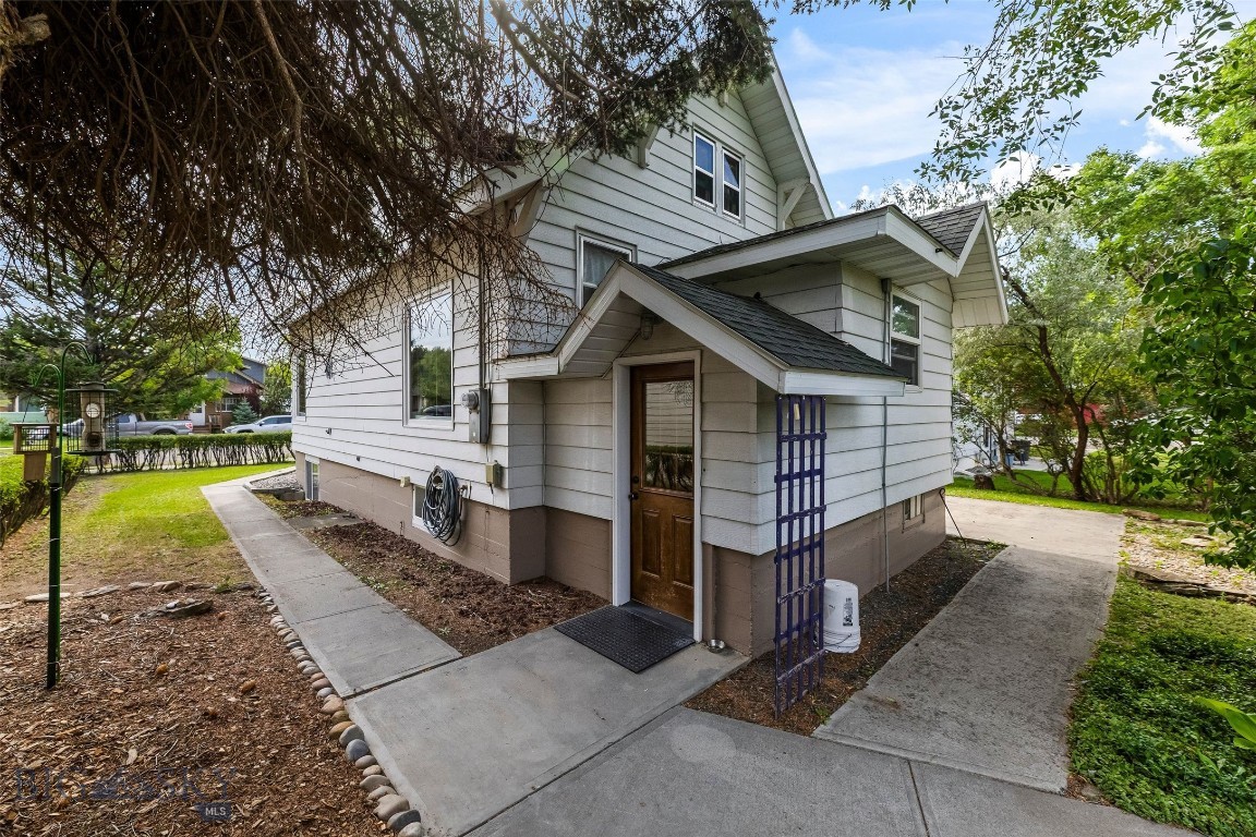 518 1st Avenue E Property Photo 5