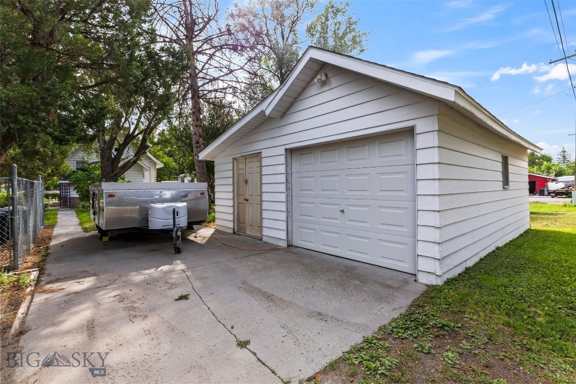 518 1st Avenue E Property Photo 55