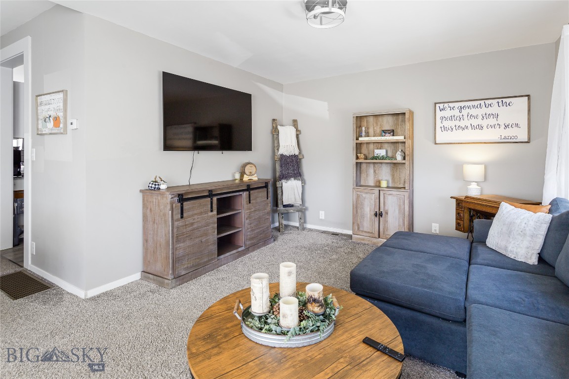 671 S Washington Property Photo 4