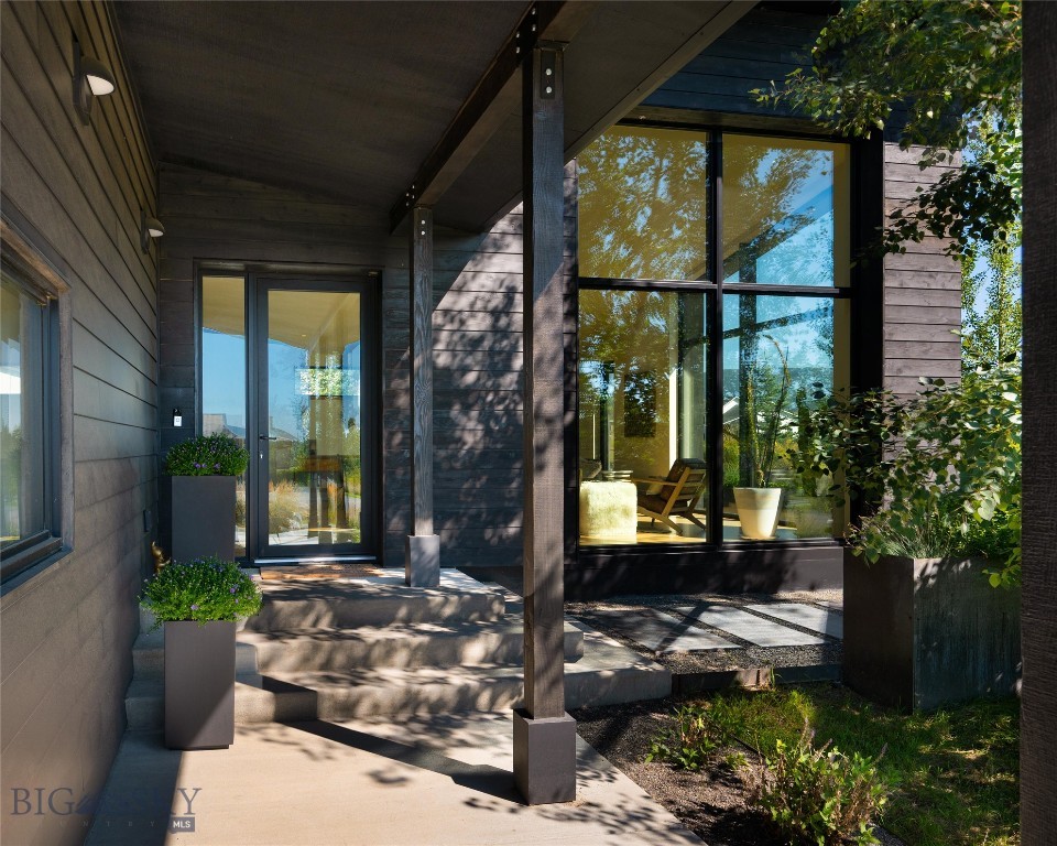 596 Kermodi Street Property Photo 3