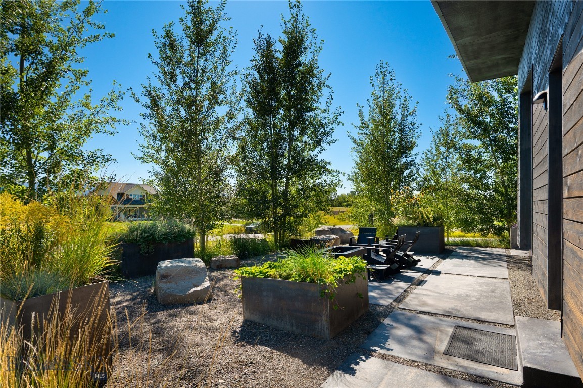 596 Kermodi Street Property Photo 4