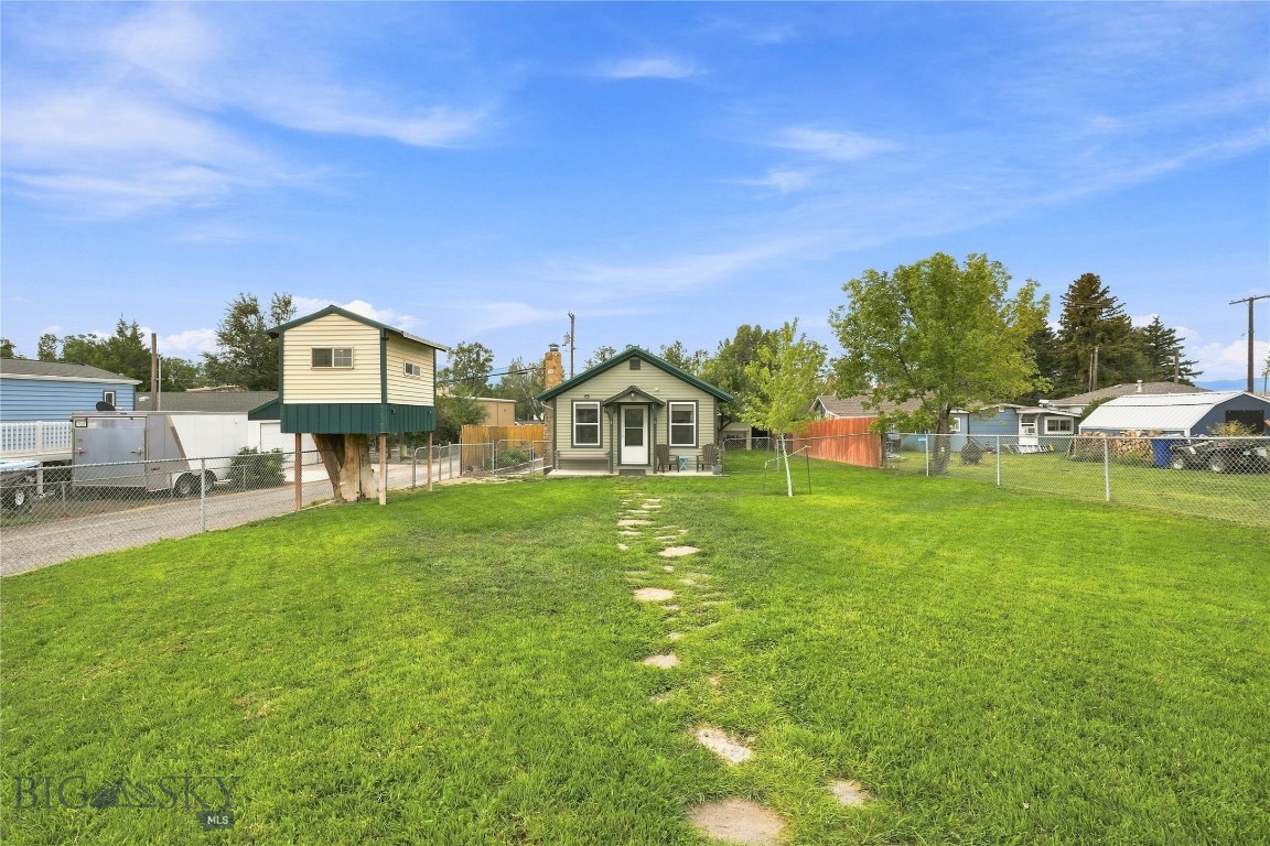 506 1st W Property Photo 1