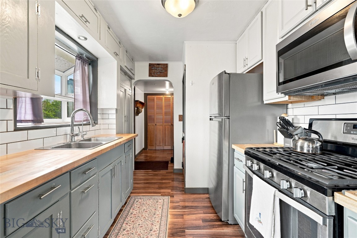 506 1st W Property Photo 2