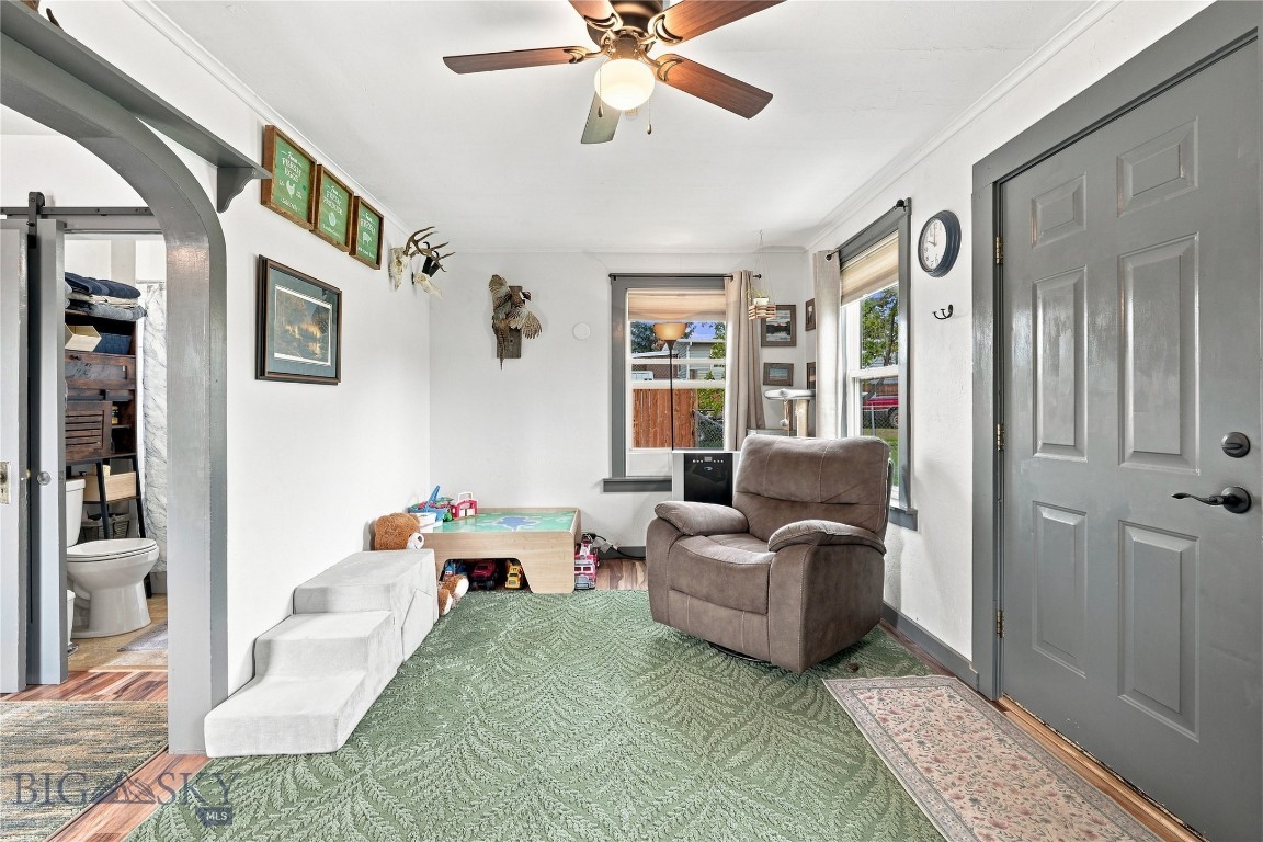 506 1st W Property Photo 4