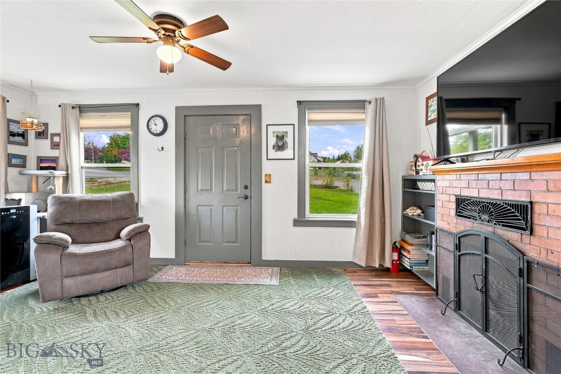 506 1st W Property Photo 5