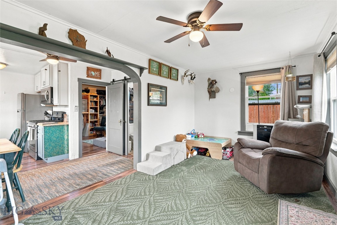 506 1st W Property Photo 7