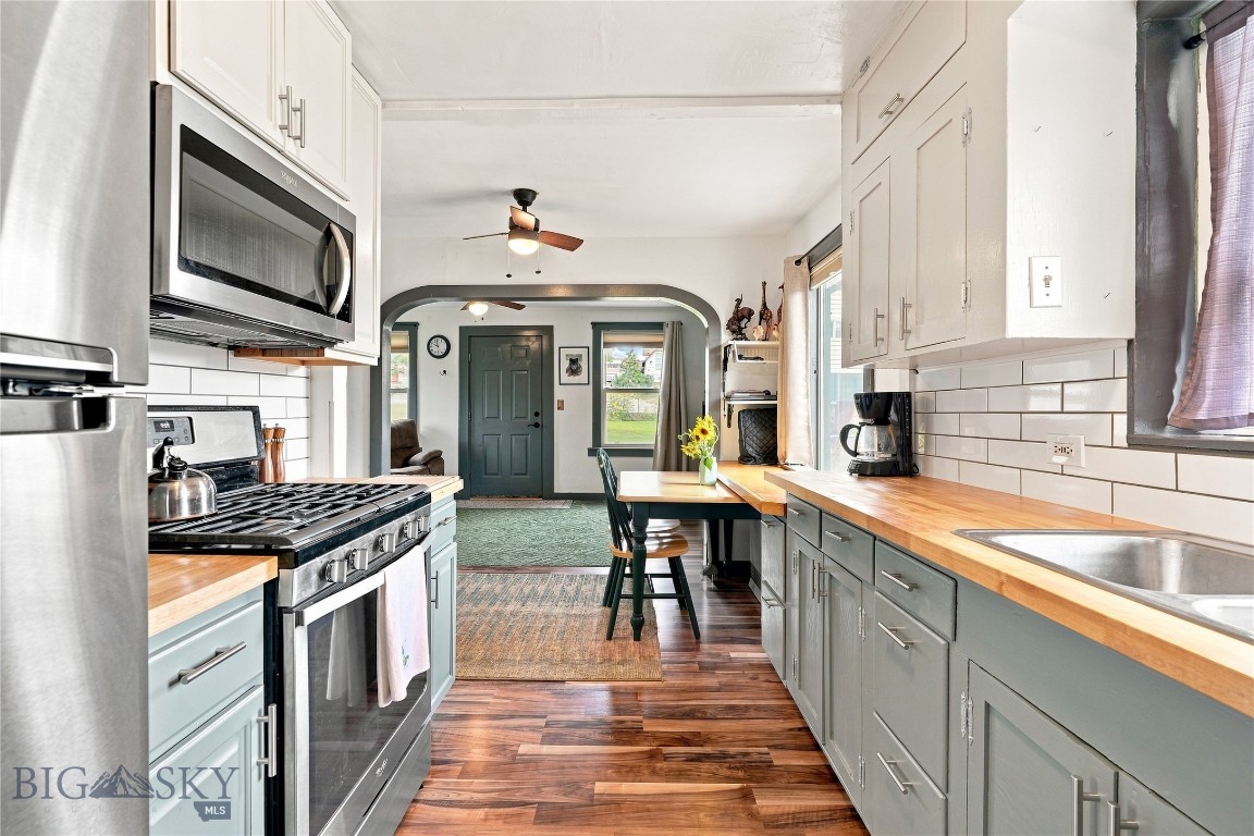506 1st W Property Photo 8