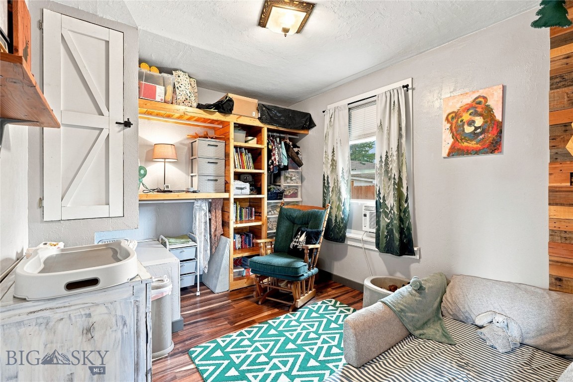 506 1st W Property Photo 16