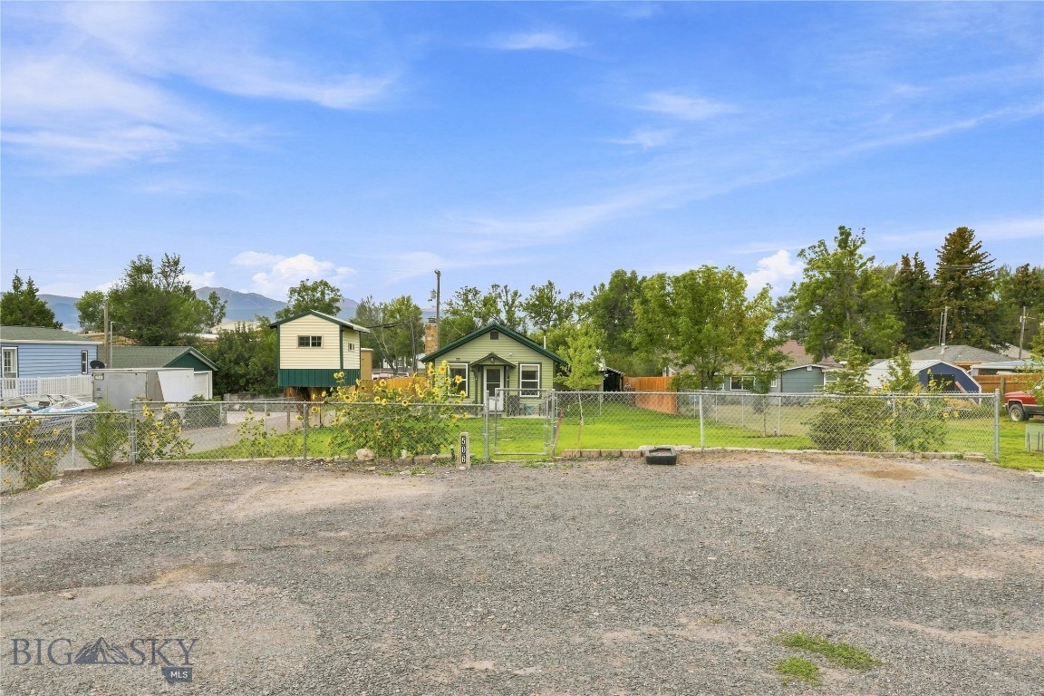 506 1st W Property Photo 27