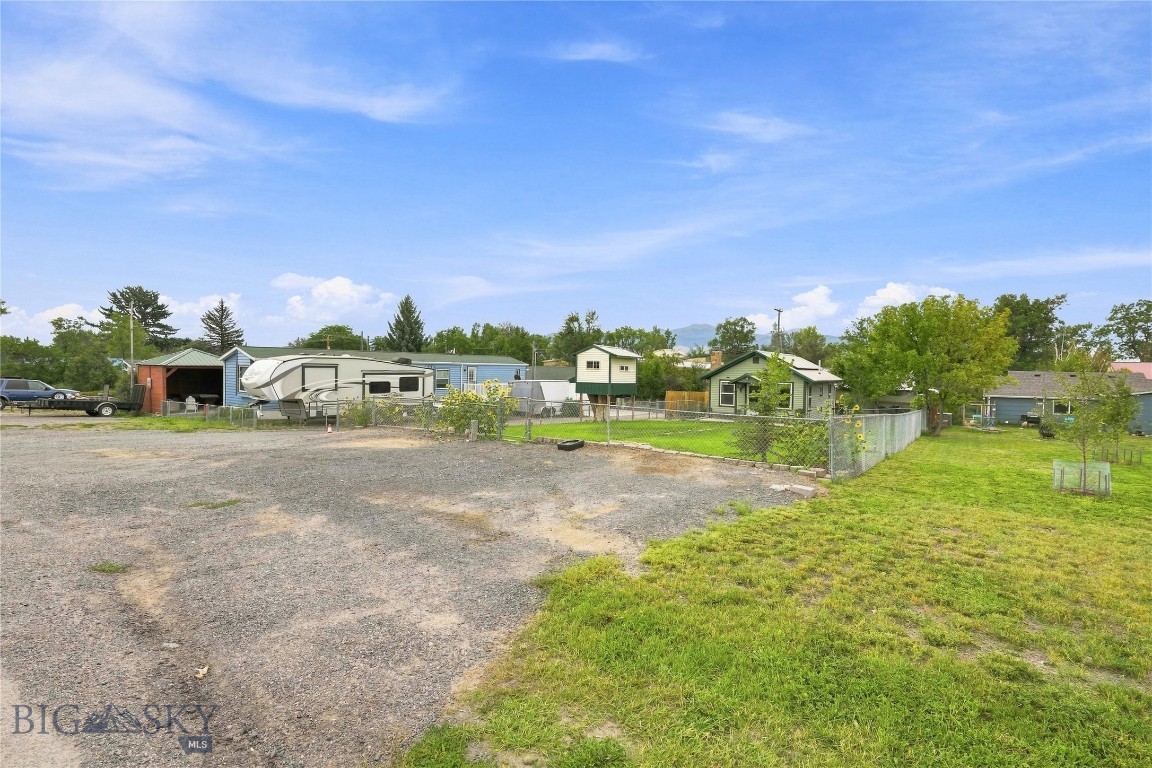 506 1st W Property Photo 28