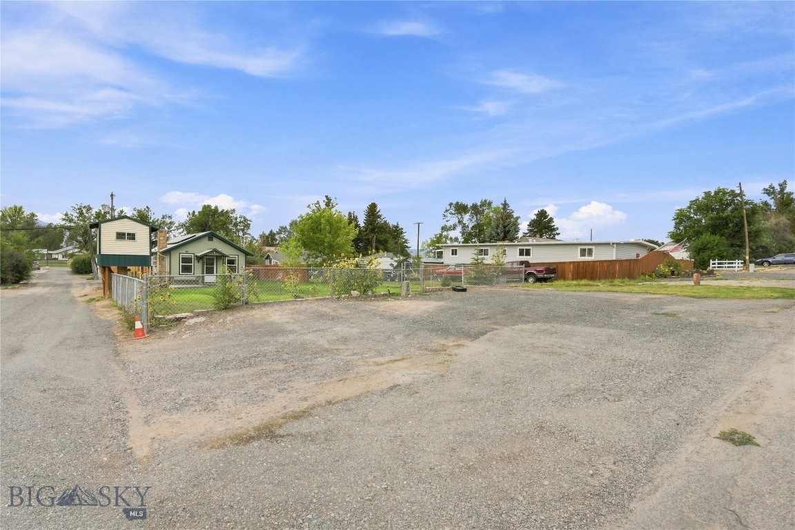 506 1st W Property Photo 29