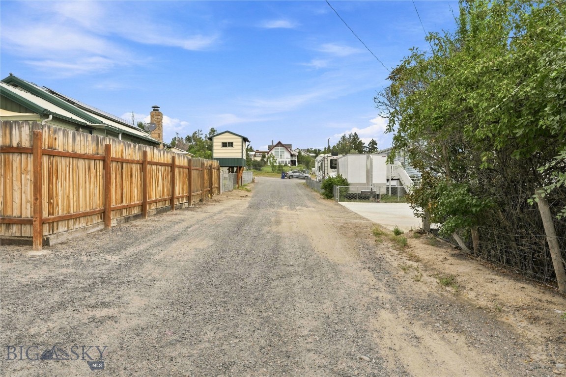 506 1st W Property Photo 30