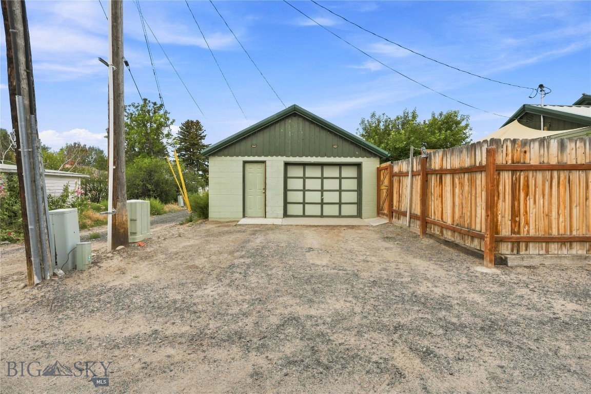 506 1st W Property Photo 31