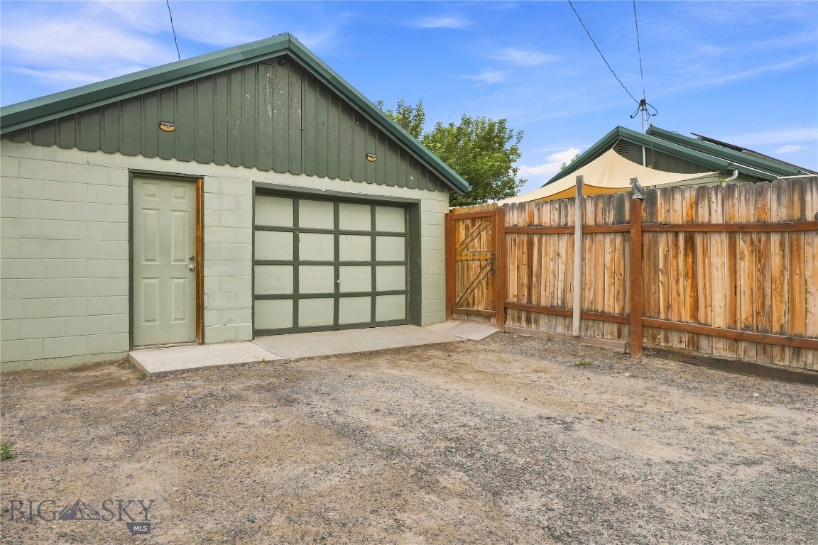 506 1st W Property Photo 32