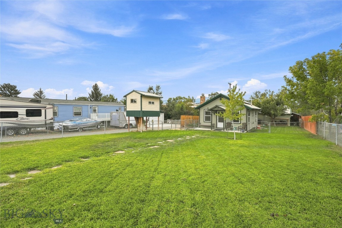 506 1st W Property Photo 33