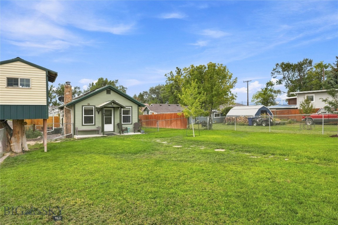 506 1st W Property Photo 34