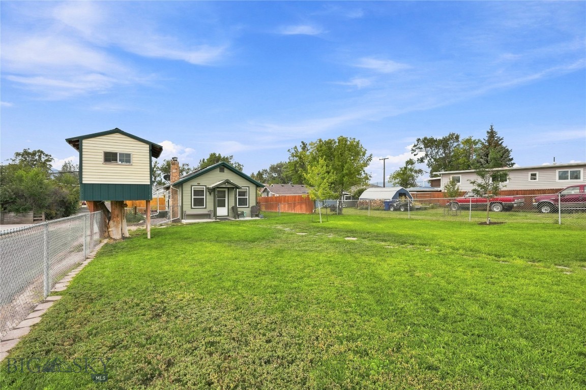 506 1st W Property Photo 35