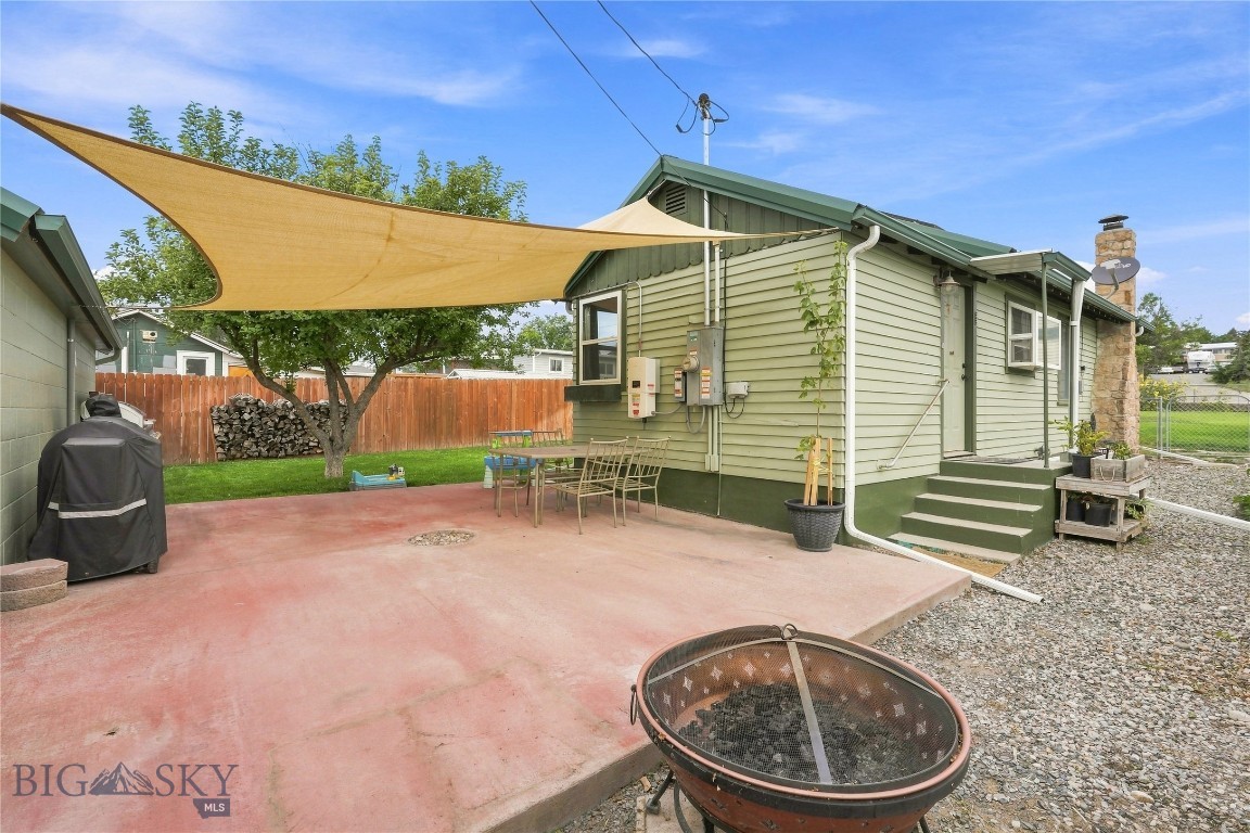506 1st W Property Photo 36