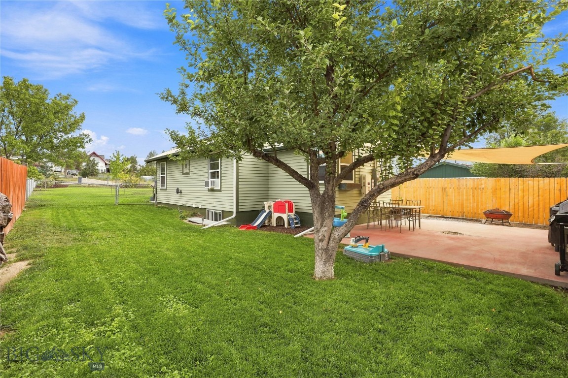 506 1st W Property Photo 37