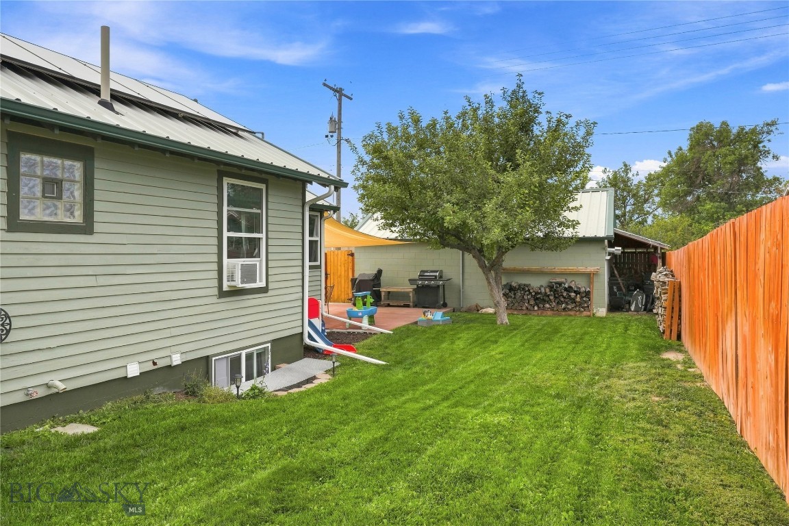 506 1st W Property Photo 38