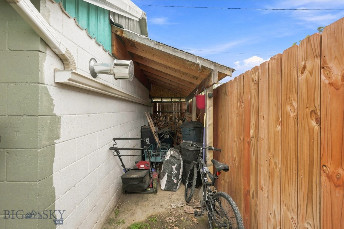 506 1st W Property Photo 41