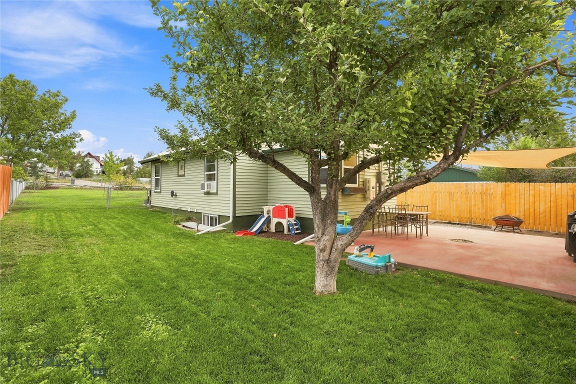 506 1st W Property Photo 42
