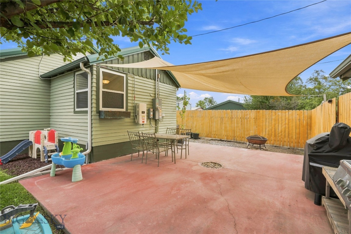 506 1st W Property Photo 43