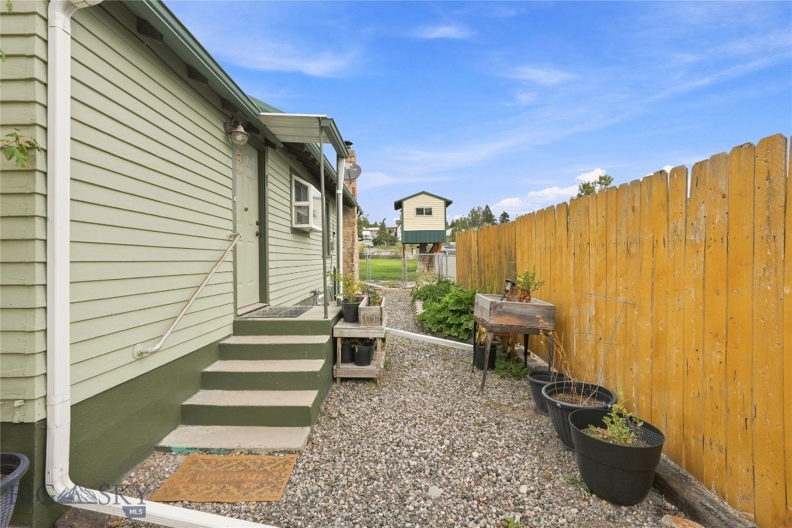 506 1st W Property Photo 44