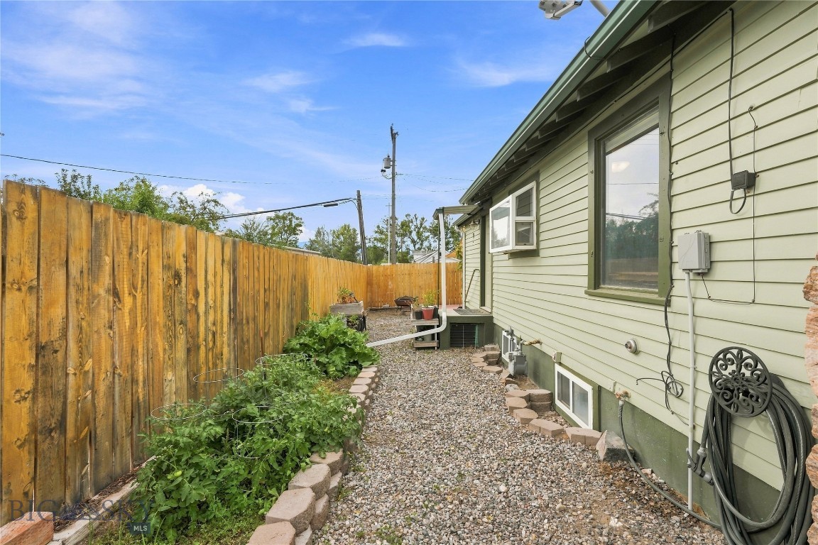 506 1st W Property Photo 45